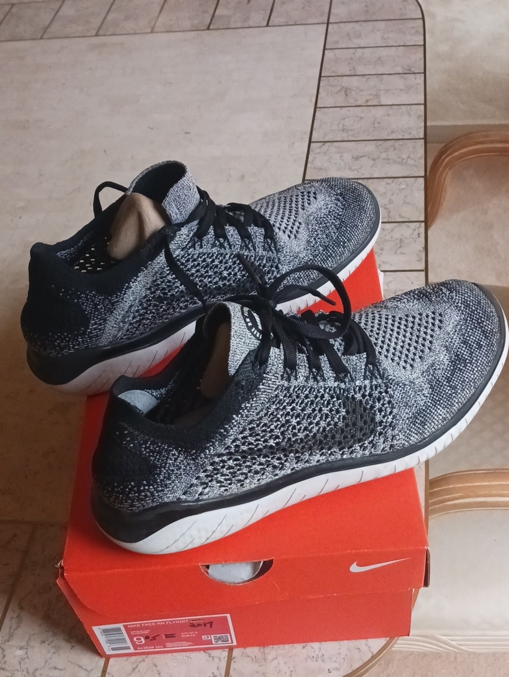 Nike /women's Running Shoes...flyknit,,size 9.5,,,like New., Black/white